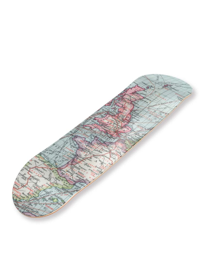 Planche de skateboard / skate art "Atlantique" représentant une ancienne carte de l'Europe de l'ouest