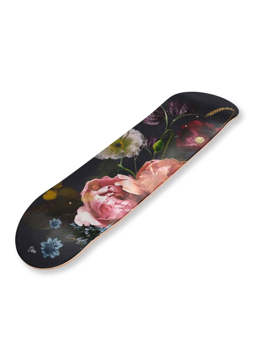 Planche de skateboard / skate art "Atlantique" représentant une peinture de fleurs sur un fond sombre