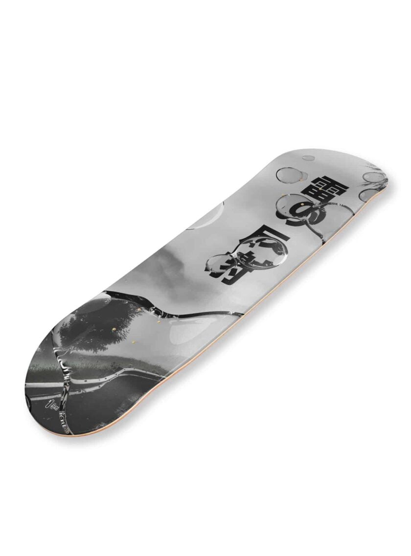 Planche de skateboard / skate art "Liquid" représentant un paysage en noir et blanc avec une inscription en japonais
