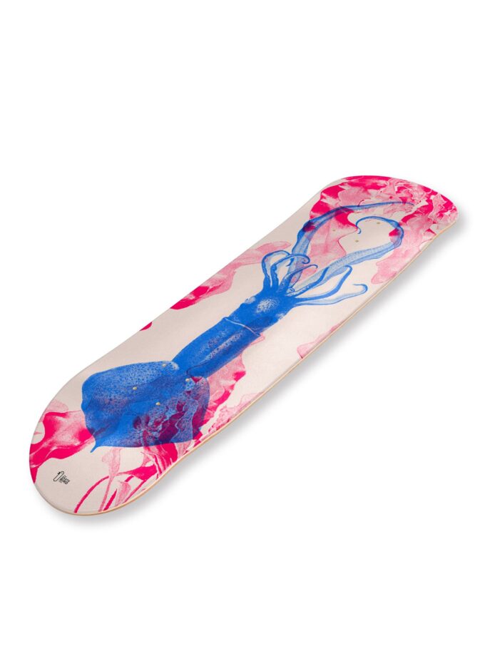 Planche de skateboard / skate art "Squid" représentant une seiche parmi les algues avec un effet de risographe